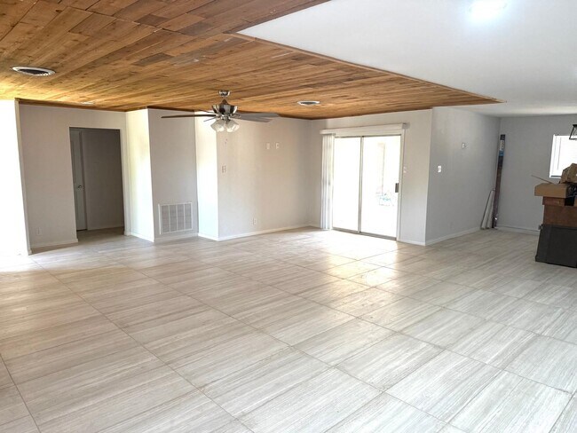 Building Photo - 608 Sesame Ln