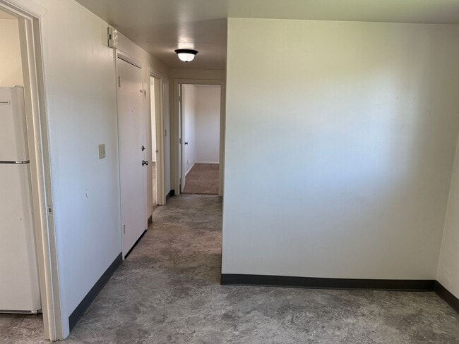 Building Photo - Large upstairs 2 bedroom apartment!