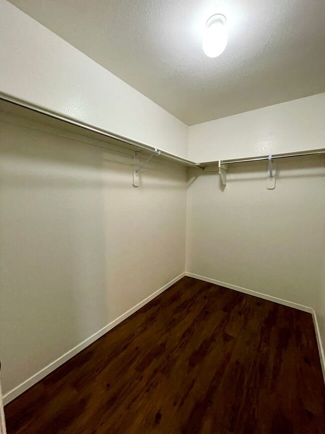 Building Photo - Three bed,  two bath in Valley View available now