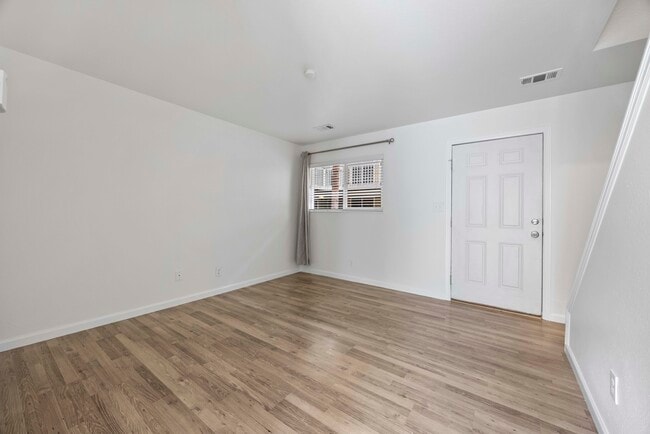 Building Photo - 1615 Cottonwood Dr