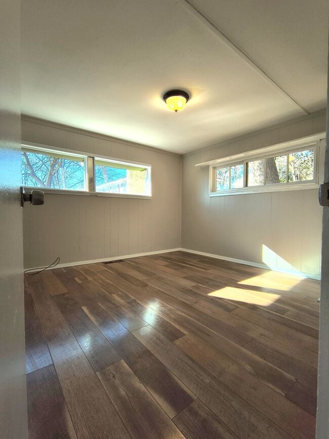 Building Photo - Updated 2br/1ba Oak Ridge bungalow