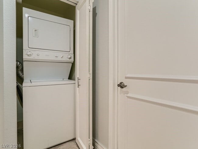 Building Photo - 260 E Flamingo Rd