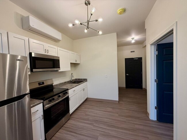 Building Photo - 1138 Elm St