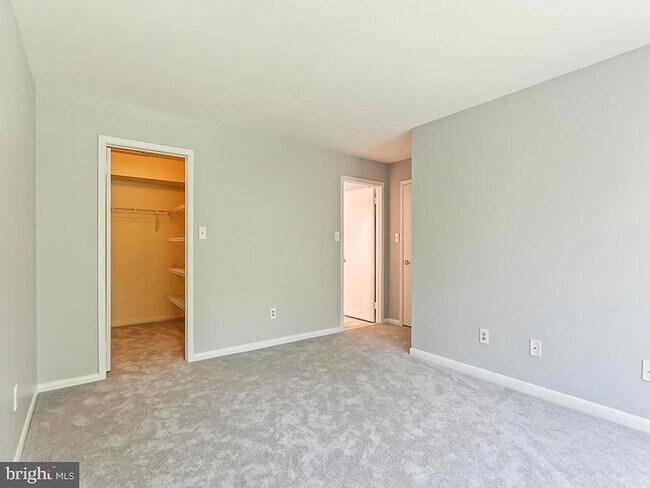 Building Photo - 303 Trinity Ct