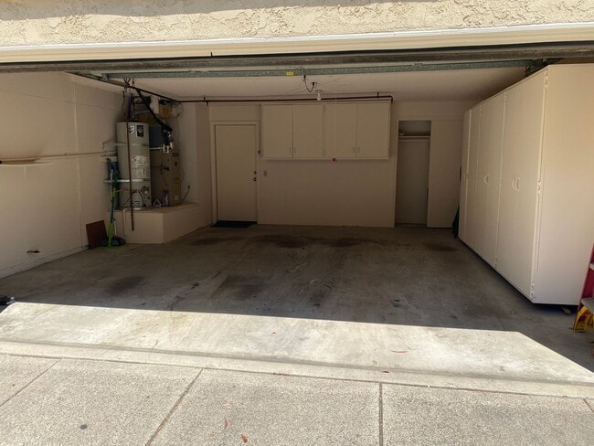 Building Photo - Irvine: 2-story townhome with attached 2 c...
