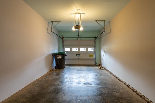 Building Photo - Single Family Home Minutes to DTWN/UVA Area