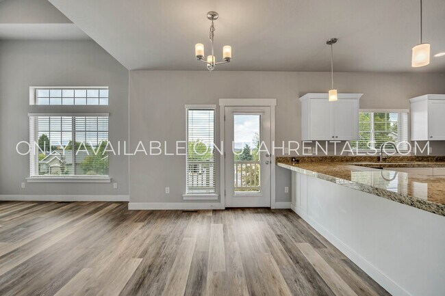 Building Photo - 874 S Aspen Wy
