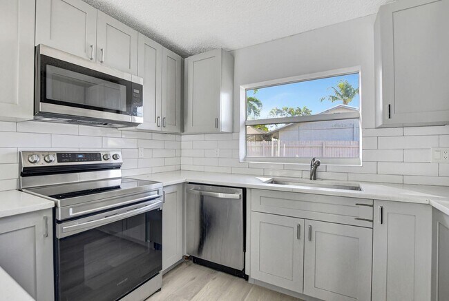 Building Photo - 9632 Saddlebrook Dr