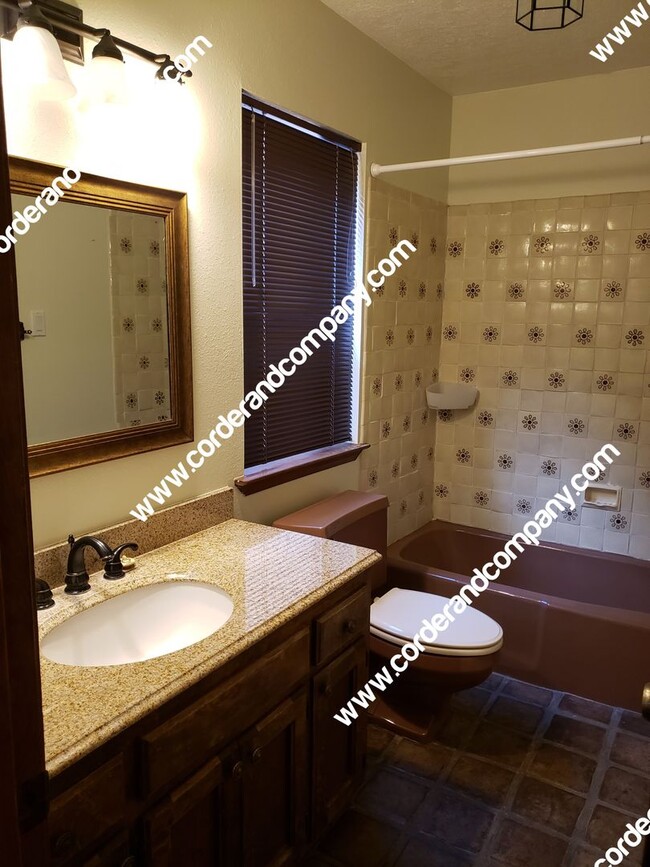 Building Photo - Southwestern 2 Bedroom, 2 Bathroom, 1 Car ...