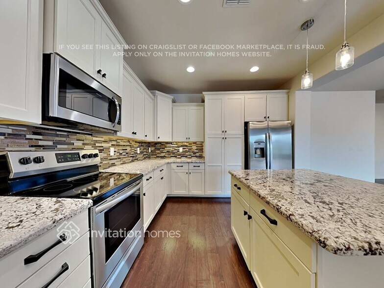 Building Photo - 3361 N Los Alamos