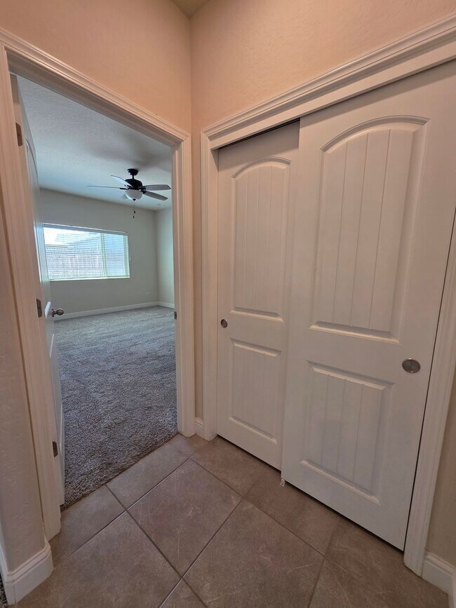 Building Photo - 3 bedroom 2 Bathroom available in desirabl...