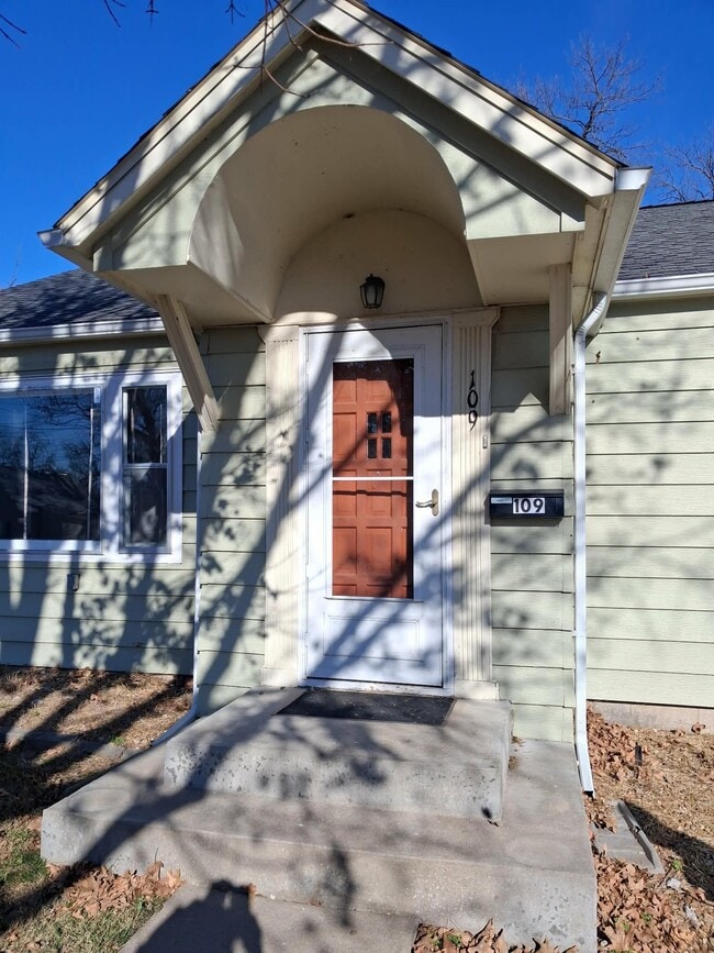 Building Photo - 109 E Fairview St