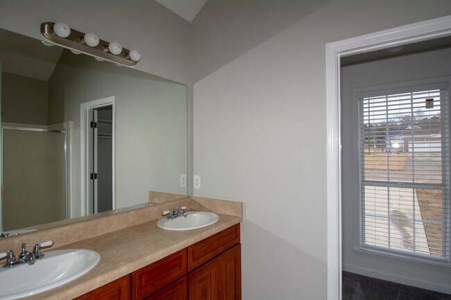 Building Photo - 132 Chariot Dr