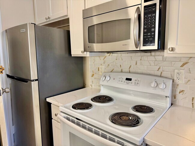 Building Photo - 21 Greenwood St