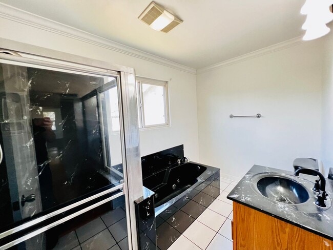 Building Photo - Single Family Home w/Garage, Yard, Fruit T...