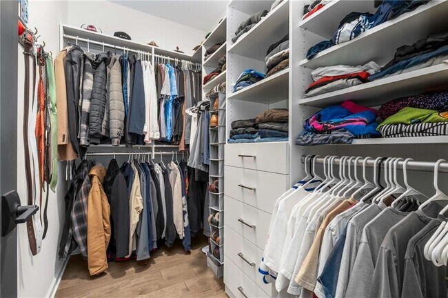 Building Photo - 520 Walden Glen Ln