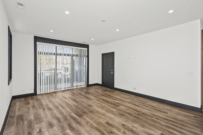 Building Photo - 6422 S Drexel Ave