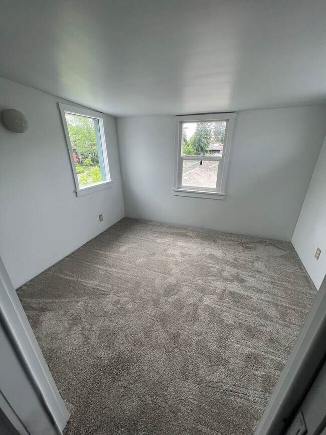 Building Photo - 3 Bedroom Greenwood Home!