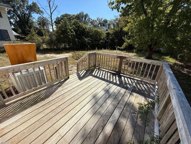 Building Photo - 903 Lee St N