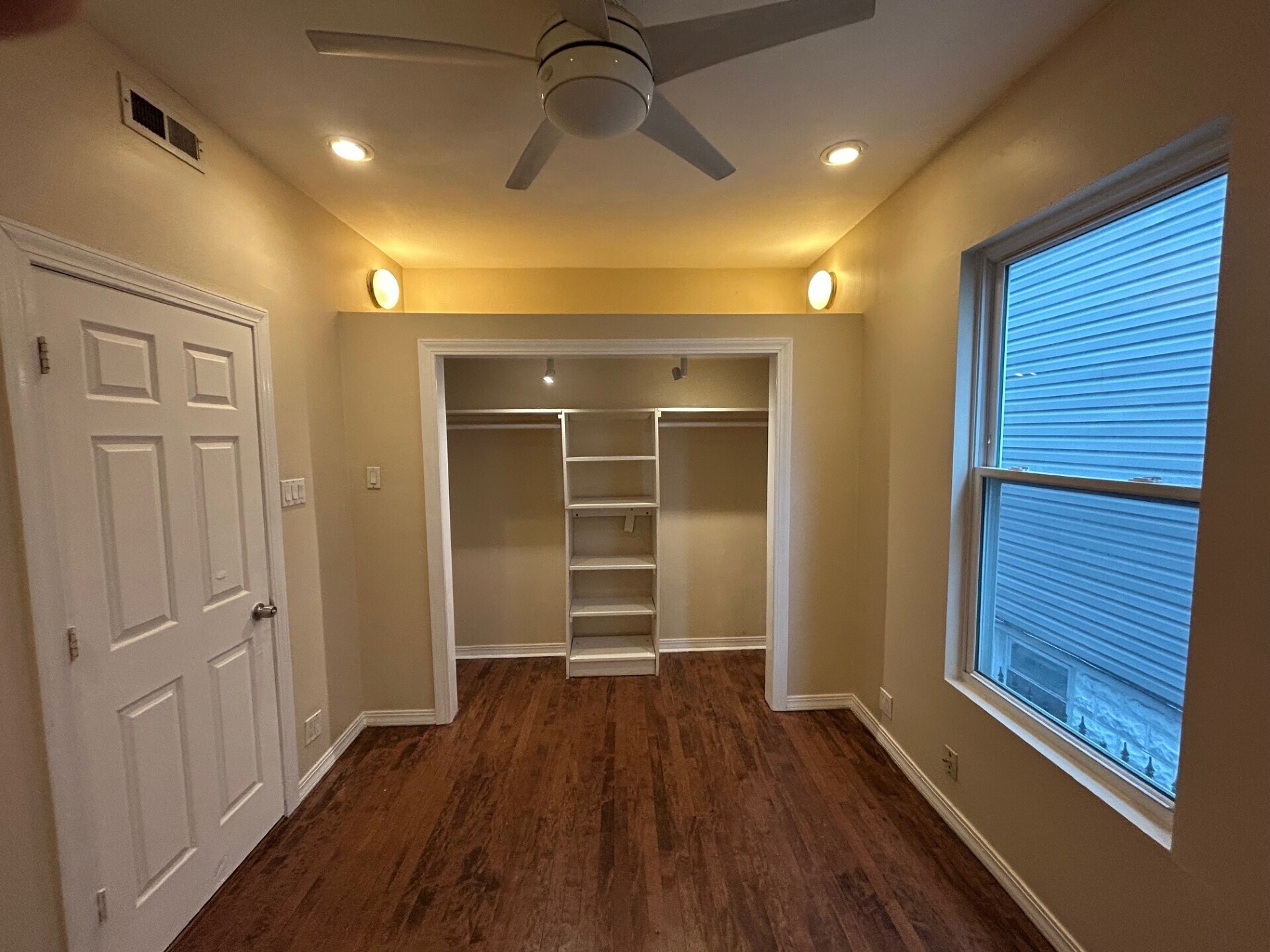 Building Photo - 3849 W School St