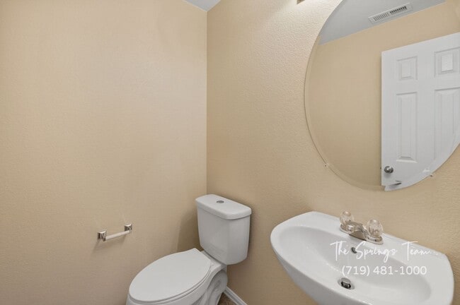 Building Photo - Charming 2BD/2.5BA Townhome with Attached ...