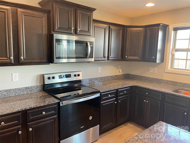 Building Photo - 2909 Old Field Rd