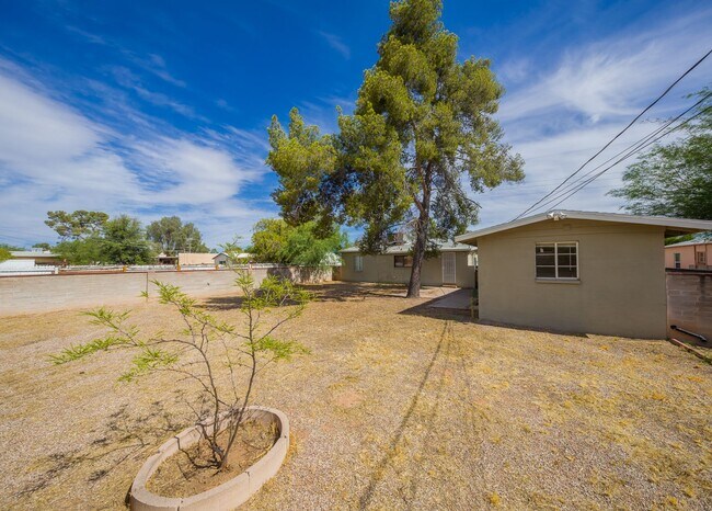 Building Photo - Great Central Location