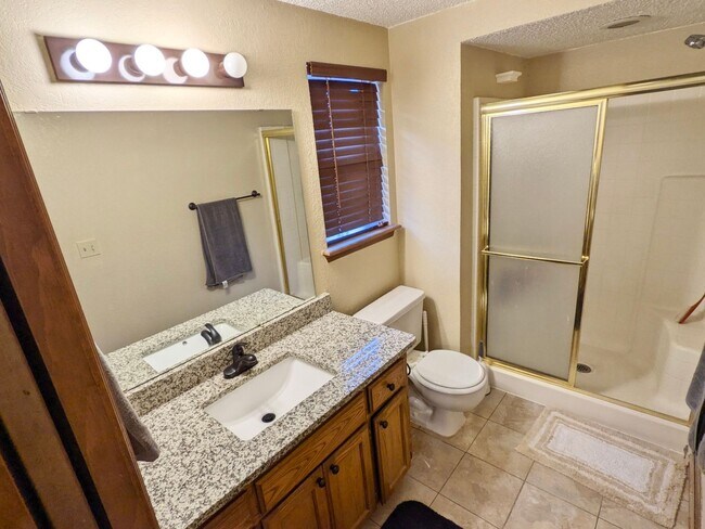 Building Photo - Updated 3-bed 2-bath 2-car in SW Moore