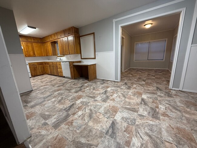 Building Photo - Large 3/2 with 2 living areas