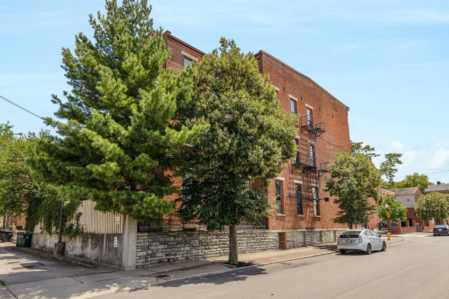 Building - 440 Hopkins St
