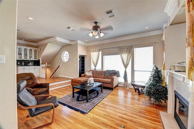 Building Photo - 803 Rosine St