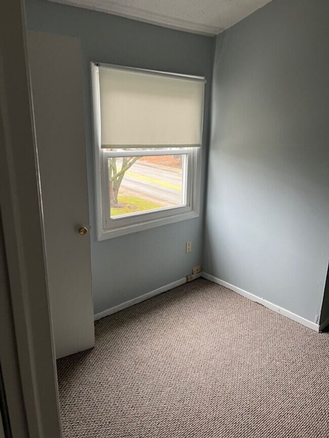 Building Photo - Cozy Multi-Level Living Close to Downtown