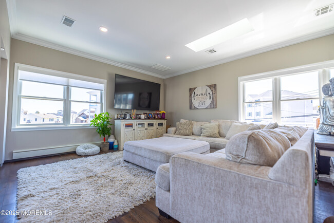 Building Photo - 241 Fernwood Dr