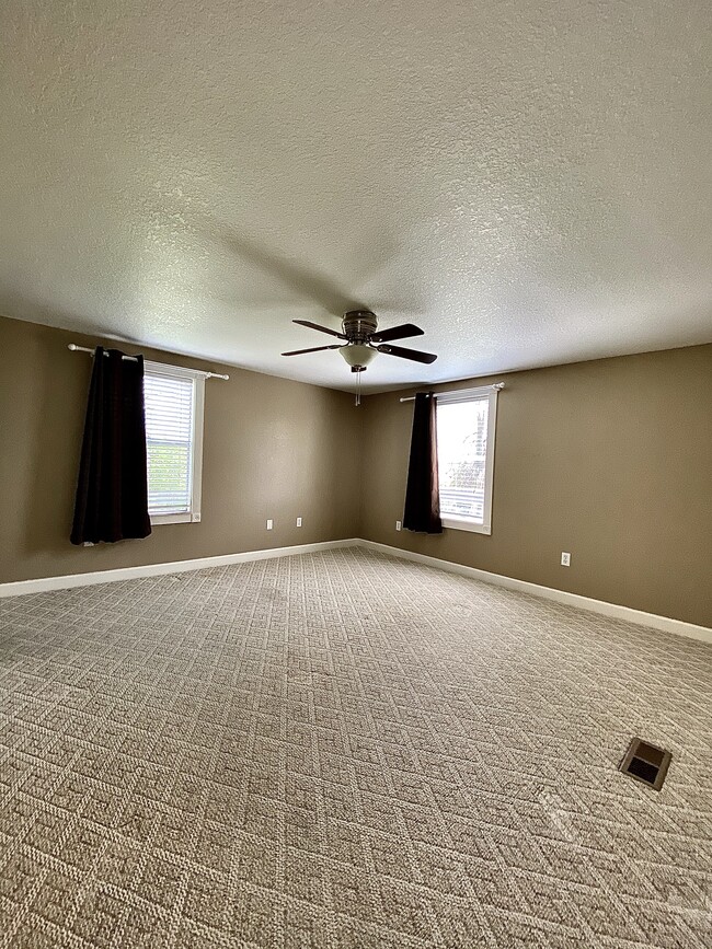 Building Photo - Rossen Retreat