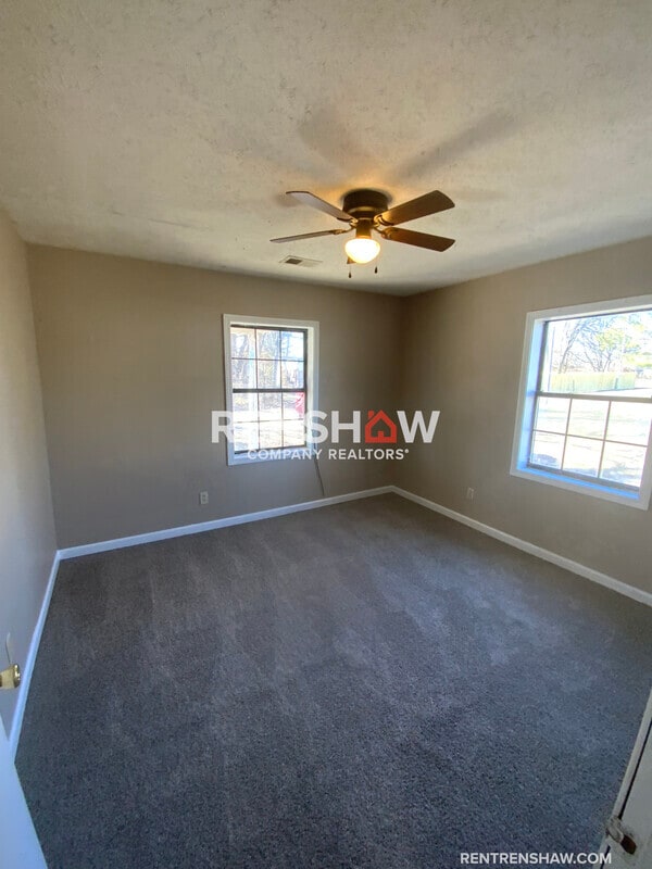 Building Photo - 212 Parks Dr