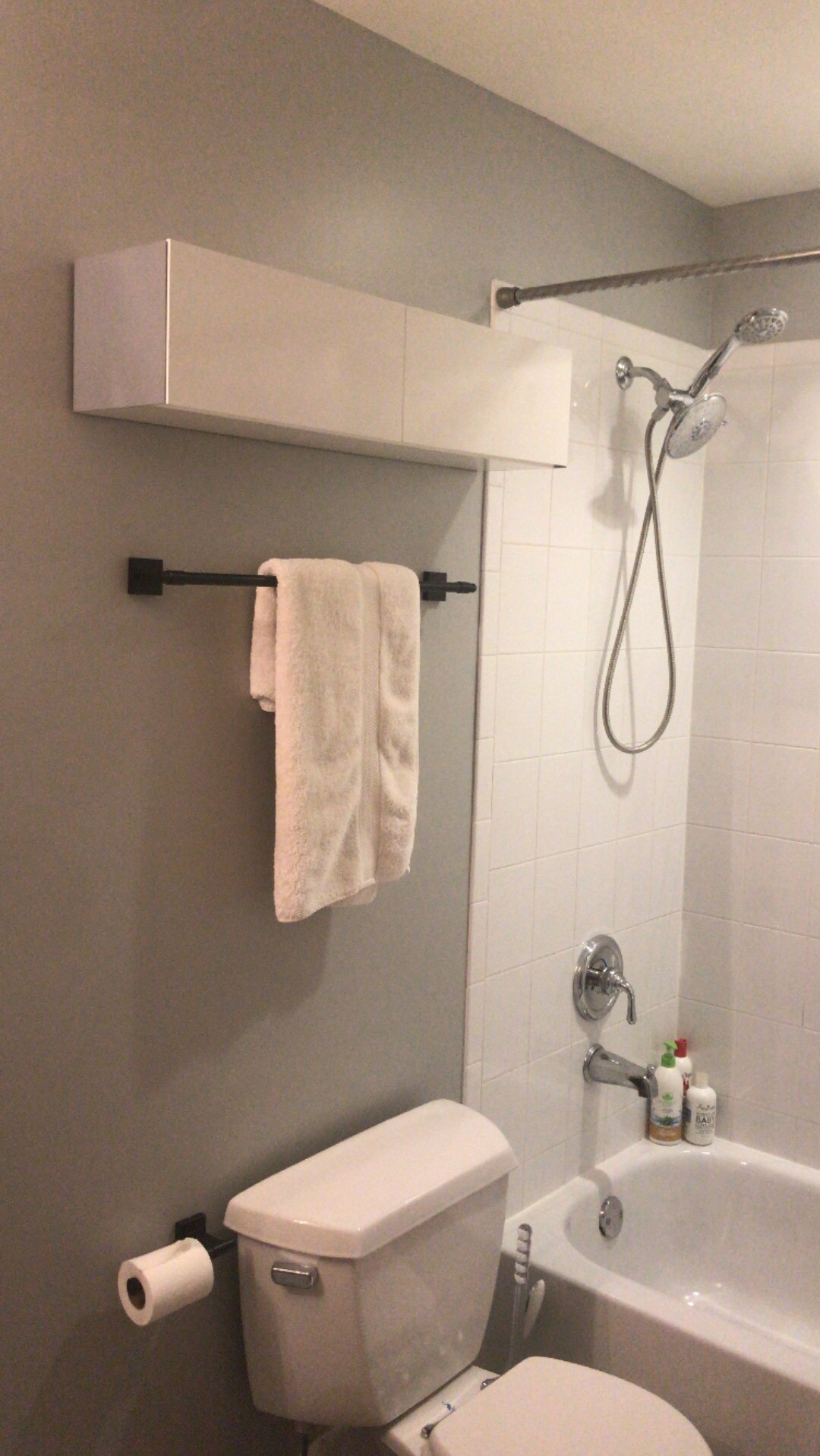 Guest bedroom bathtub and shower - 1500 W Monroe St