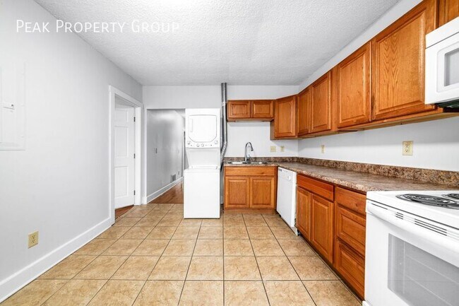 Building Photo - 1378 1/2 Indianola Avenue-