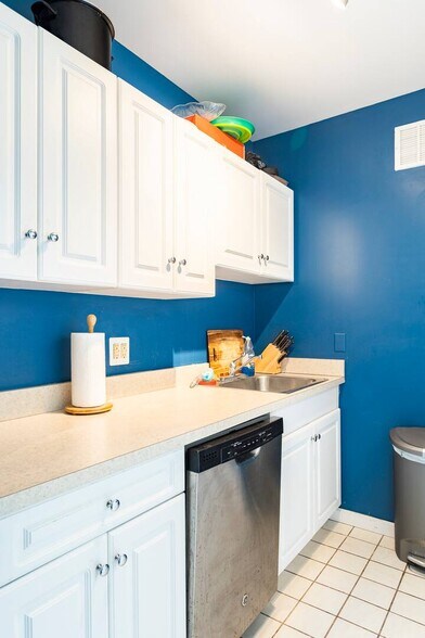 Building Photo - 300 Adams St