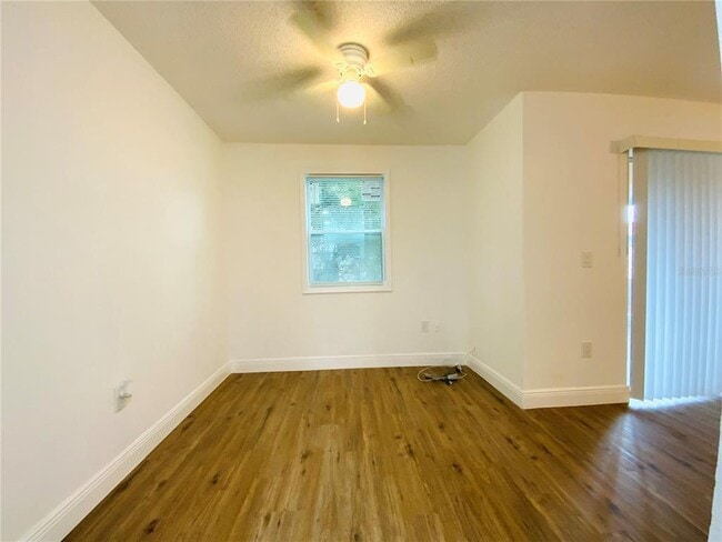 Building Photo - 305 Wellington Ct