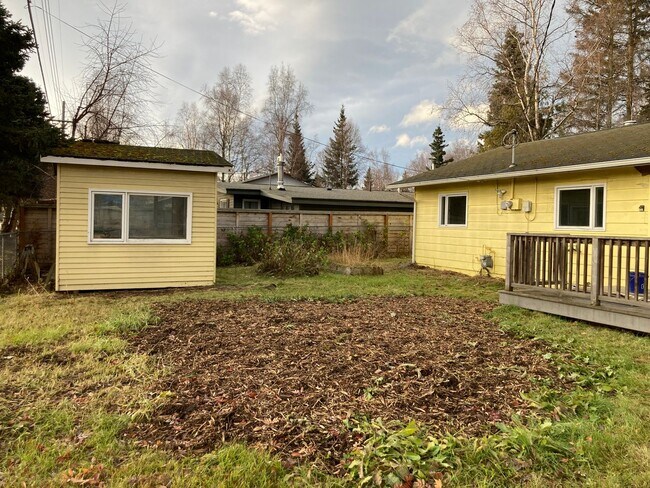 Building Photo - 3 Bedroom Ranch Style Home in Rogers Park!