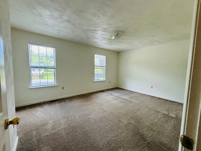 Building Photo - 824 Patrick Henry Dr