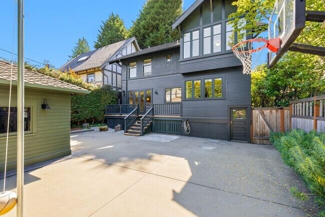 Building Photo - Stunning 1909 Craftsman w/ AC in Coveted Capitol Hill