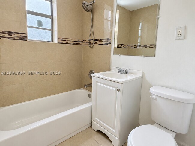 Building Photo - 1525 NE 154th St