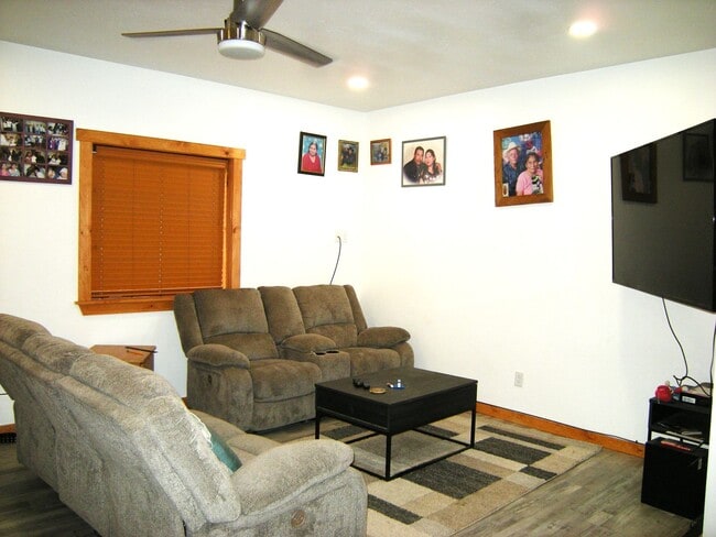 Building Photo - Townhome