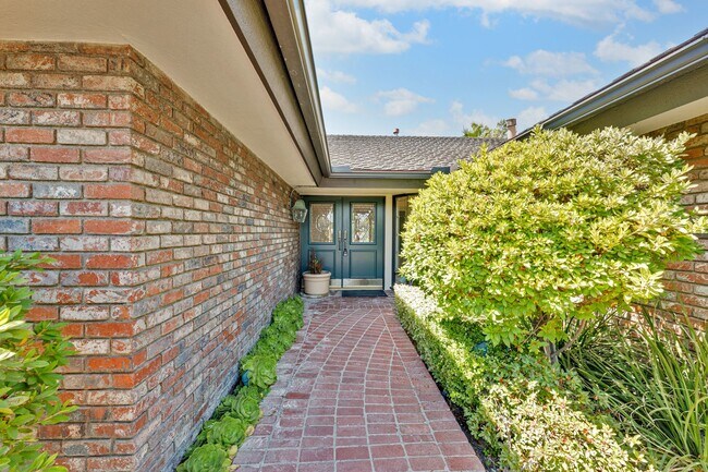 Building Photo - Perfect Entertaining Family Home with Larg...