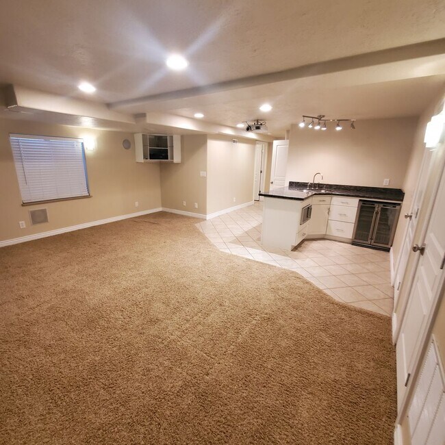 Building Photo - Incredible Lehi Townhouse