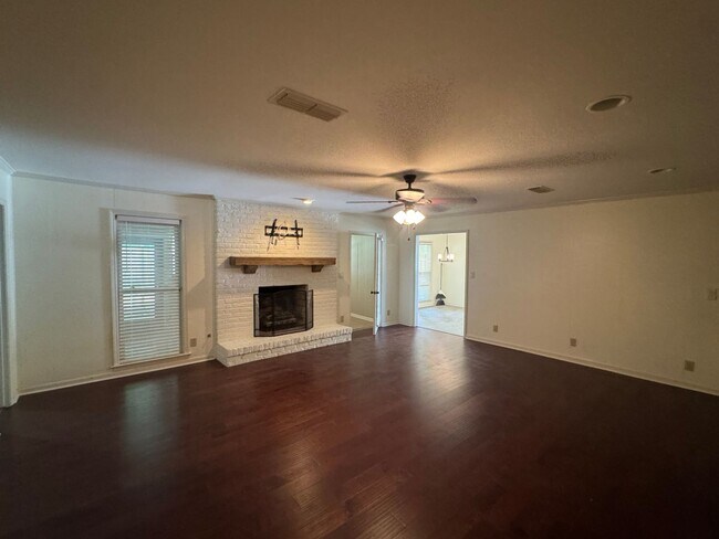 Building Photo - Beautiful home with over 2k square feet!