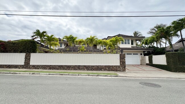 Building Photo - EXQUISITE KAHALA ESTATE IN EXCLUSIVE PUU P...