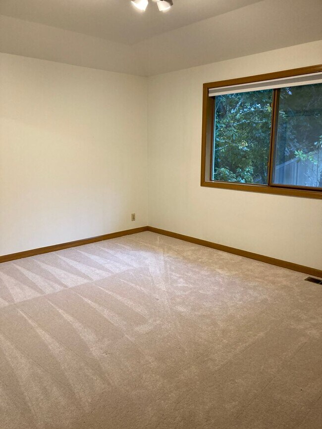 Building Photo - 3bd/3.5ba in Summit Executive Neighborhood