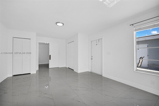 Building Photo - 756 W 53rd St